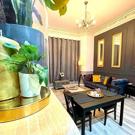 Adeamstays Provides Beautiful Centrally Located 1 And 2 Bed Apartments On Liverpools Boulevard エクステリア 写真