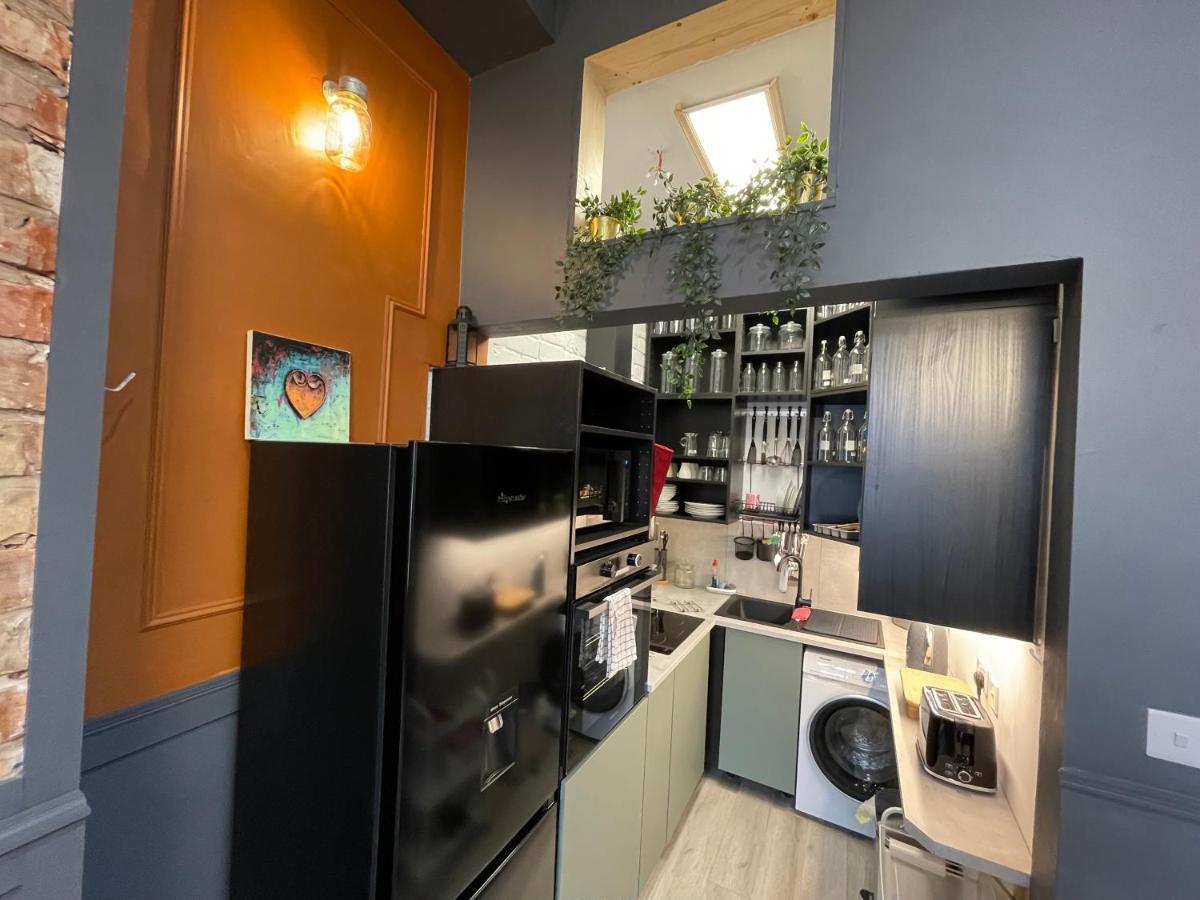 Adeamstays Provides Beautiful Centrally Located 1 And 2 Bed Apartments On Liverpools Boulevard エクステリア 写真