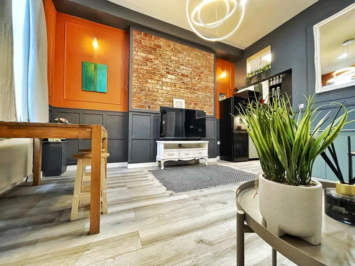 Adeamstays Provides Beautiful Centrally Located 1 And 2 Bed Apartments On Liverpools Boulevard エクステリア 写真