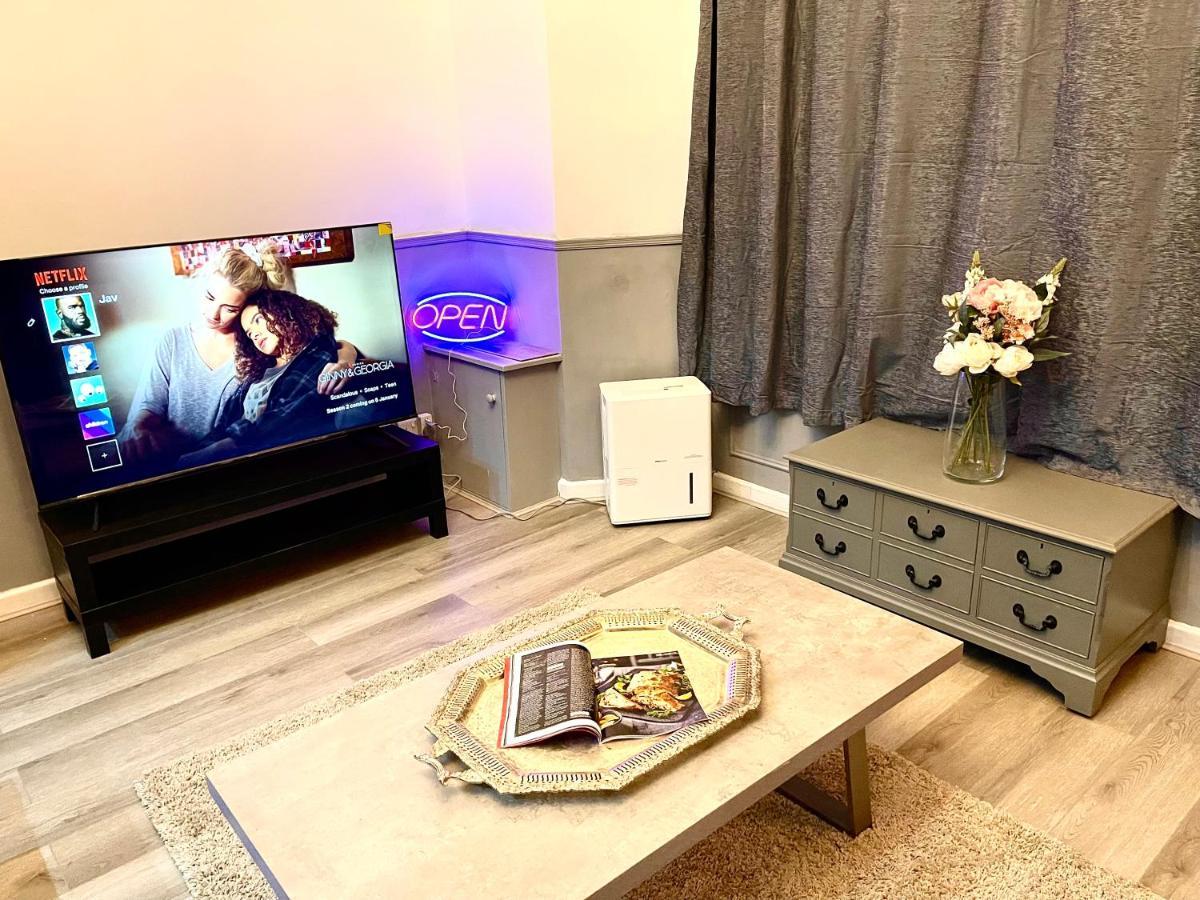 Adeamstays Provides Beautiful Centrally Located 1 And 2 Bed Apartments On Liverpools Boulevard エクステリア 写真