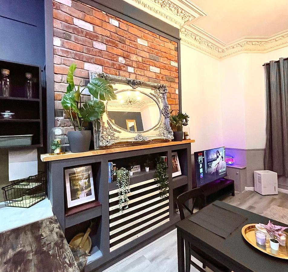 Adeamstays Provides Beautiful Centrally Located 1 And 2 Bed Apartments On Liverpools Boulevard エクステリア 写真