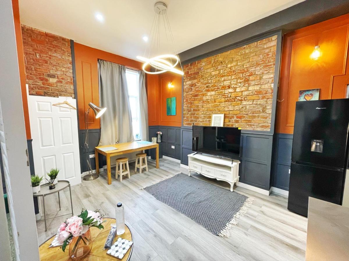 Adeamstays Provides Beautiful Centrally Located 1 And 2 Bed Apartments On Liverpools Boulevard エクステリア 写真