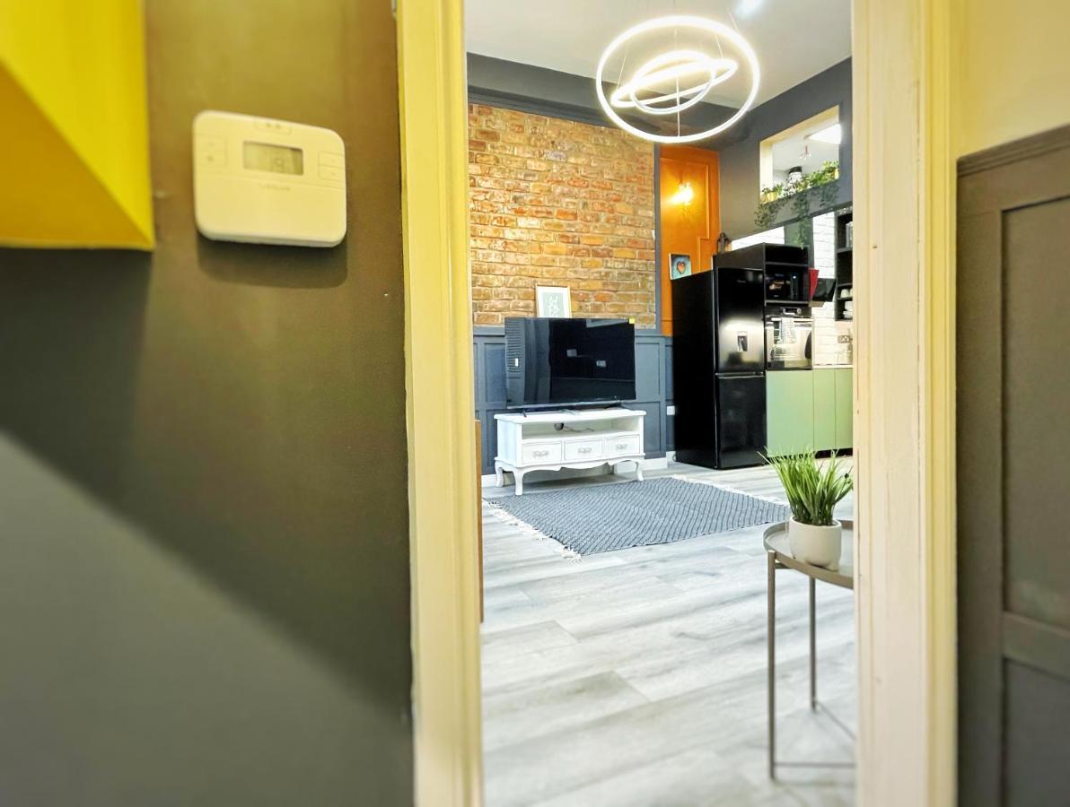 Adeamstays Provides Beautiful Centrally Located 1 And 2 Bed Apartments On Liverpools Boulevard エクステリア 写真