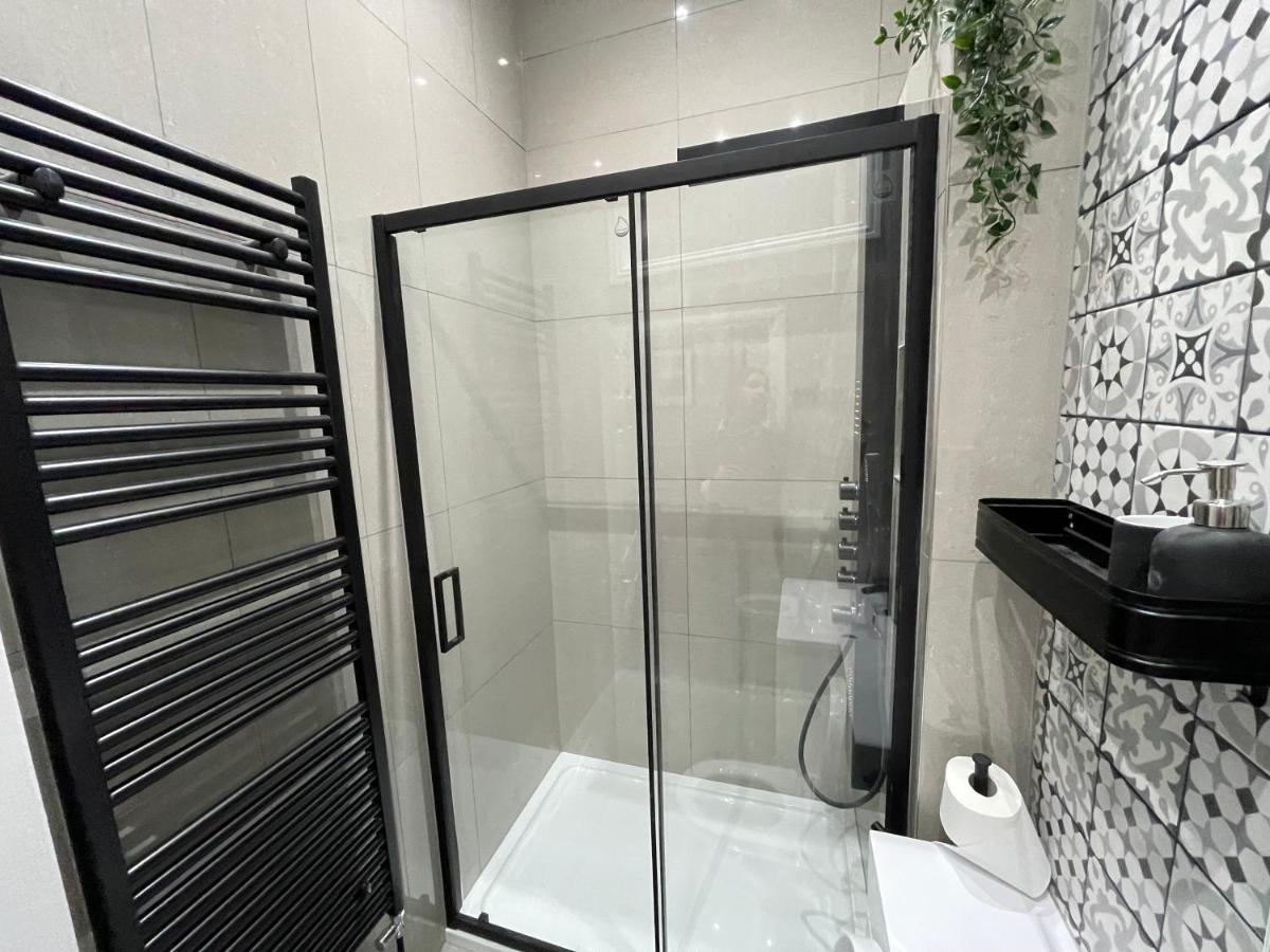 Adeamstays Provides Beautiful Centrally Located 1 And 2 Bed Apartments On Liverpools Boulevard エクステリア 写真