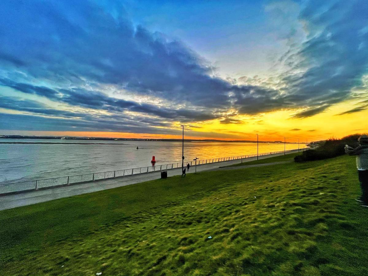 Adeamstays Provides Beautiful Centrally Located 1 And 2 Bed Apartments On Liverpools Boulevard エクステリア 写真
