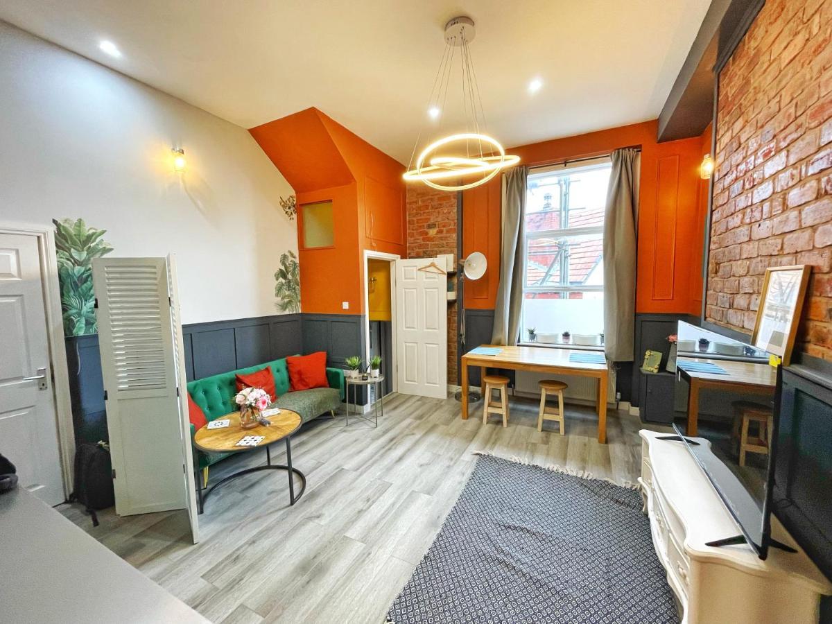 Adeamstays Provides Beautiful Centrally Located 1 And 2 Bed Apartments On Liverpools Boulevard エクステリア 写真