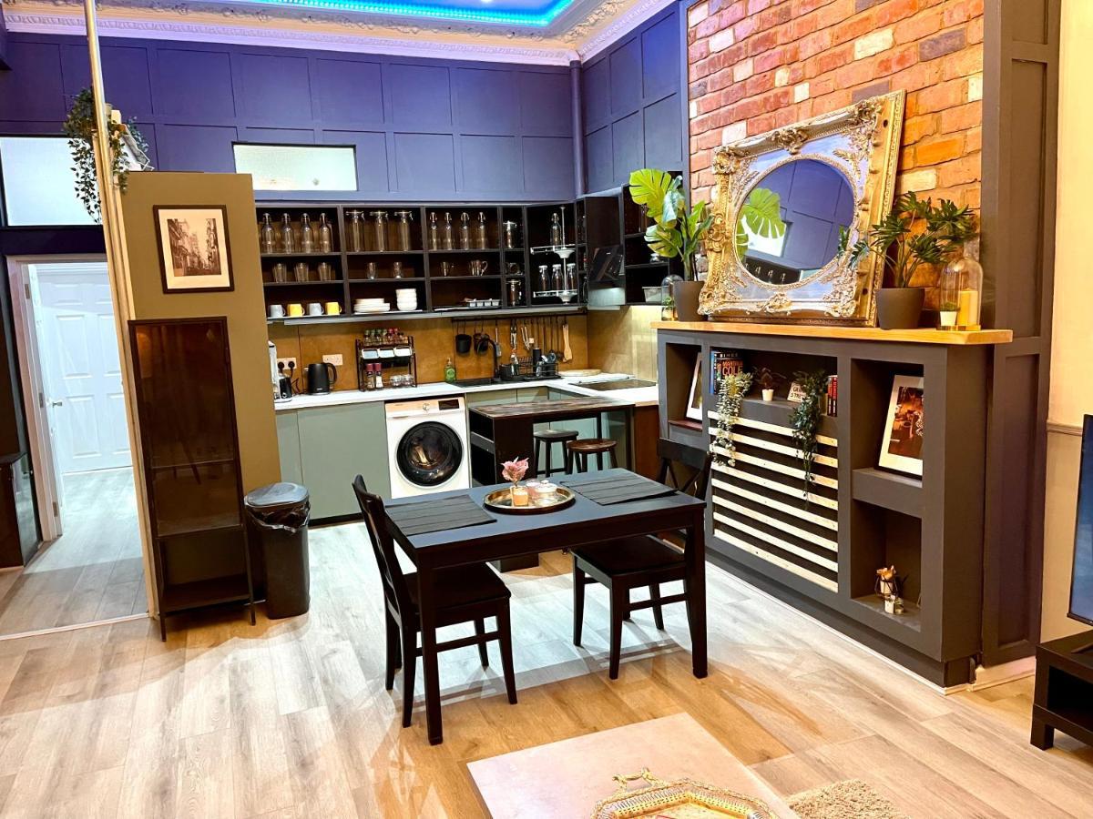 Adeamstays Provides Beautiful Centrally Located 1 And 2 Bed Apartments On Liverpools Boulevard エクステリア 写真