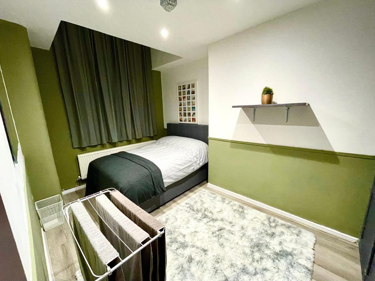 Adeamstays Provides Beautiful Centrally Located 1 And 2 Bed Apartments On Liverpools Boulevard エクステリア 写真