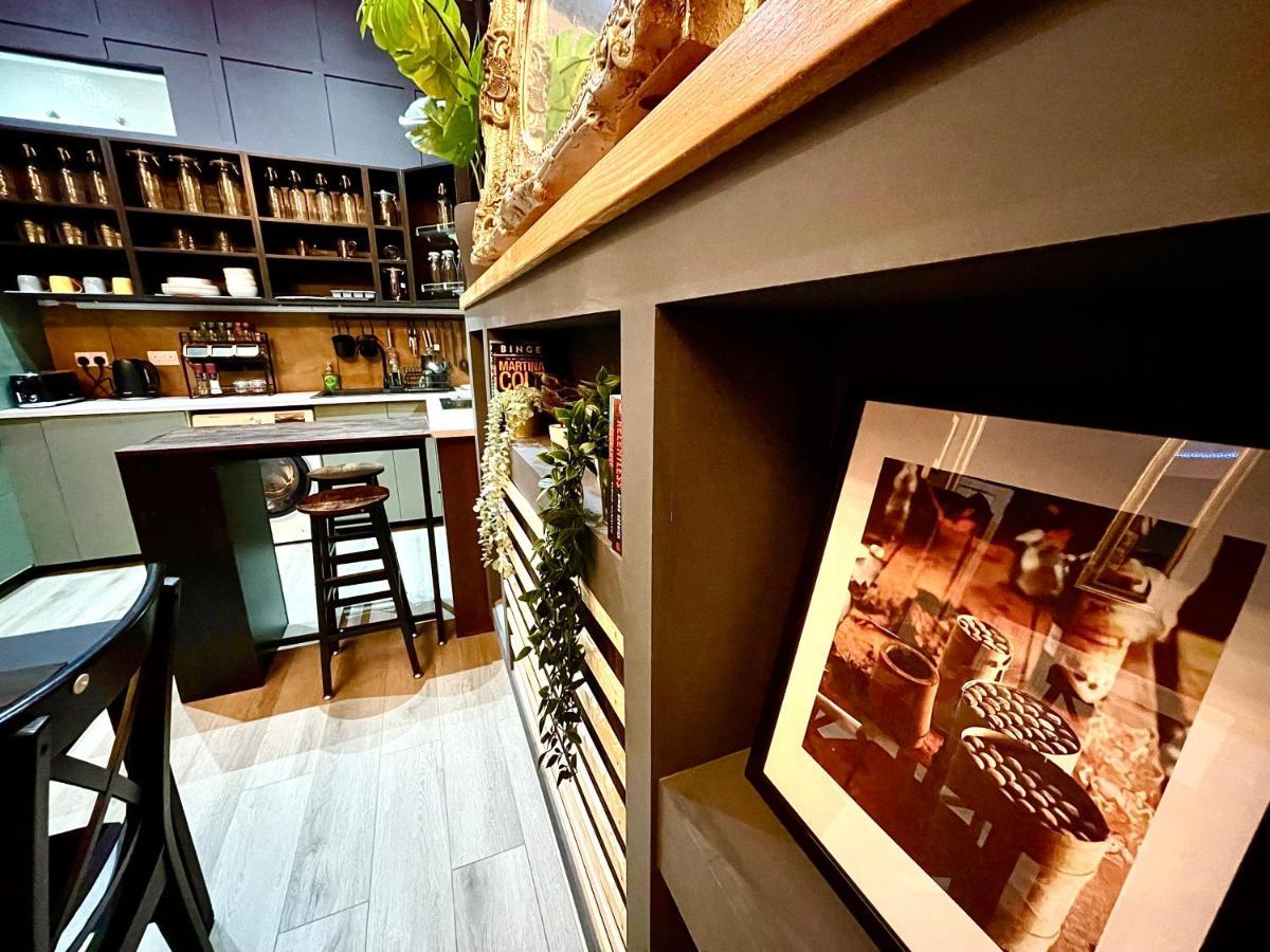 Adeamstays Provides Beautiful Centrally Located 1 And 2 Bed Apartments On Liverpools Boulevard エクステリア 写真