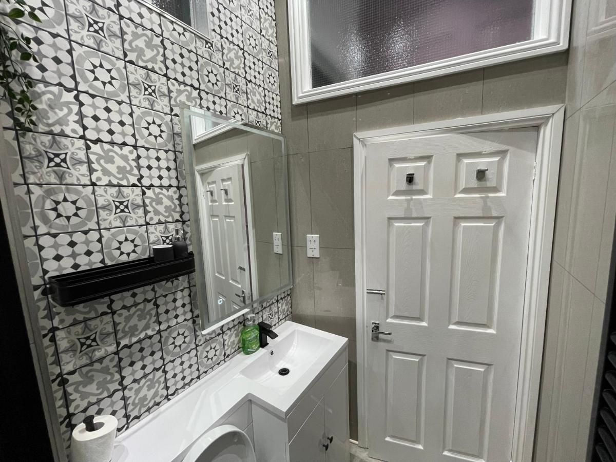 Adeamstays Provides Beautiful Centrally Located 1 And 2 Bed Apartments On Liverpools Boulevard エクステリア 写真