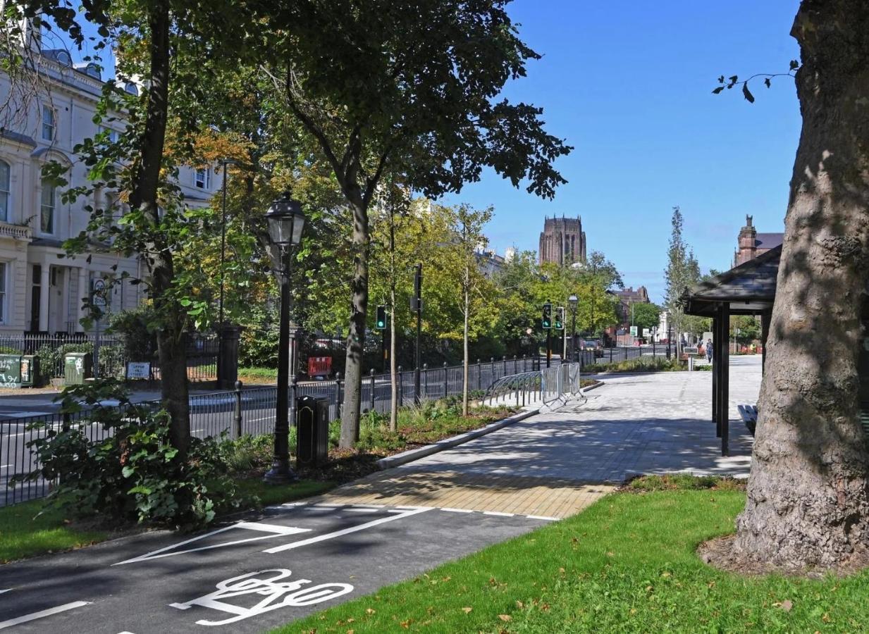 Adeamstays Provides Beautiful Centrally Located 1 And 2 Bed Apartments On Liverpools Boulevard エクステリア 写真