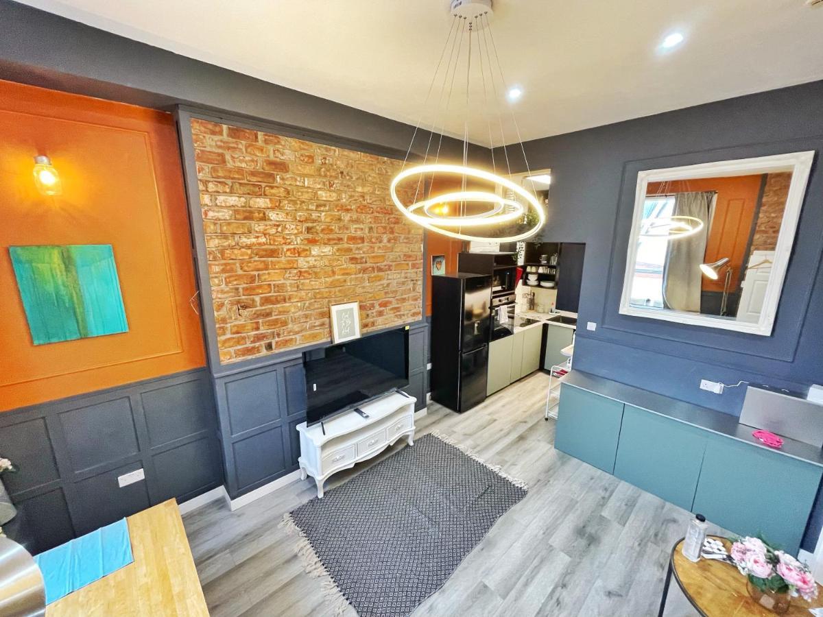 Adeamstays Provides Beautiful Centrally Located 1 And 2 Bed Apartments On Liverpools Boulevard エクステリア 写真