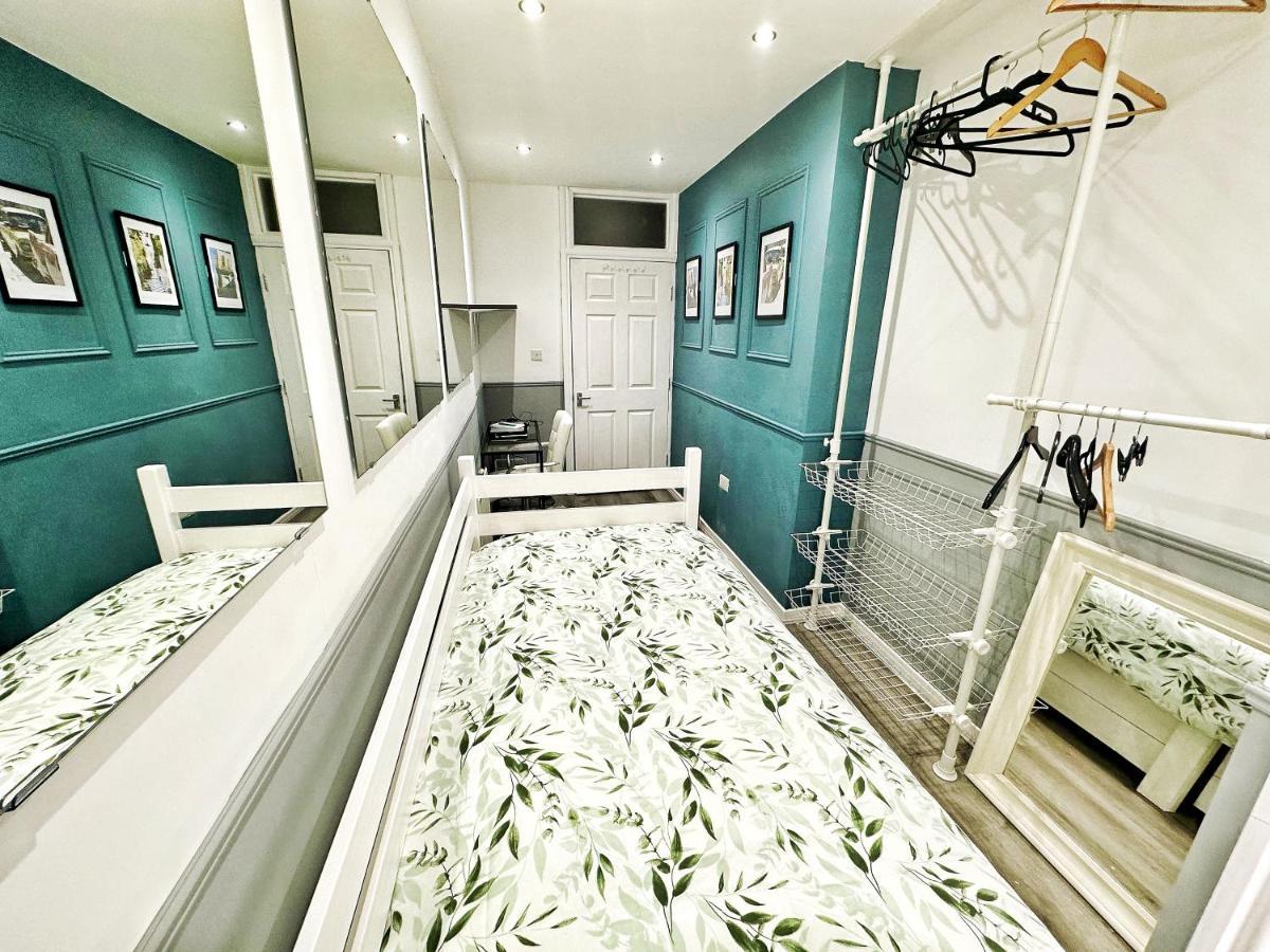 Adeamstays Provides Beautiful Centrally Located 1 And 2 Bed Apartments On Liverpools Boulevard エクステリア 写真