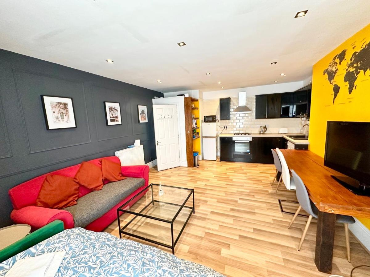 Adeamstays Provides Beautiful Centrally Located 1 And 2 Bed Apartments On Liverpools Boulevard エクステリア 写真