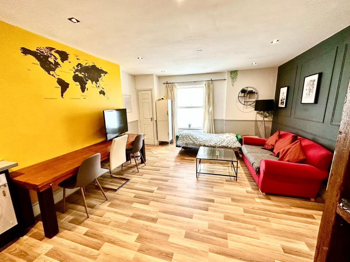 Adeamstays Provides Beautiful Centrally Located 1 And 2 Bed Apartments On Liverpools Boulevard エクステリア 写真
