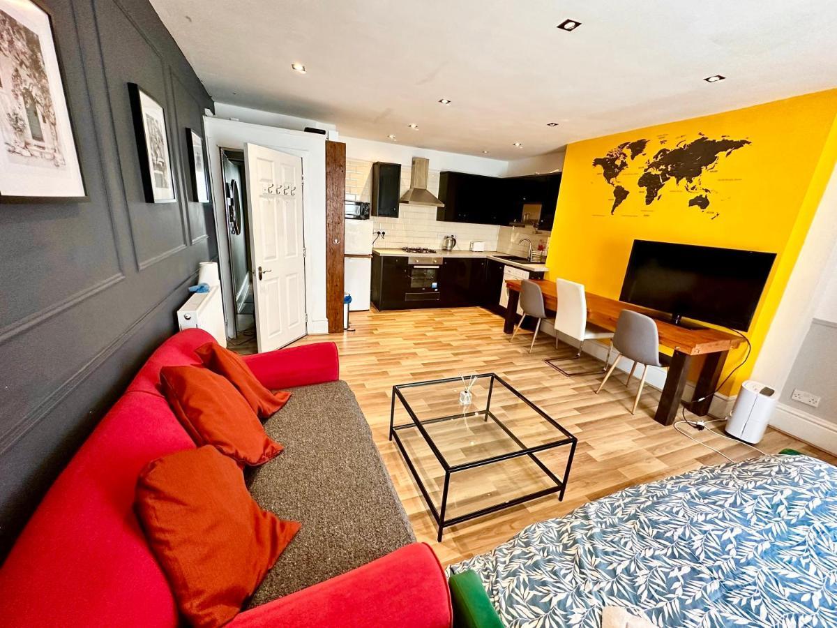Adeamstays Provides Beautiful Centrally Located 1 And 2 Bed Apartments On Liverpools Boulevard エクステリア 写真