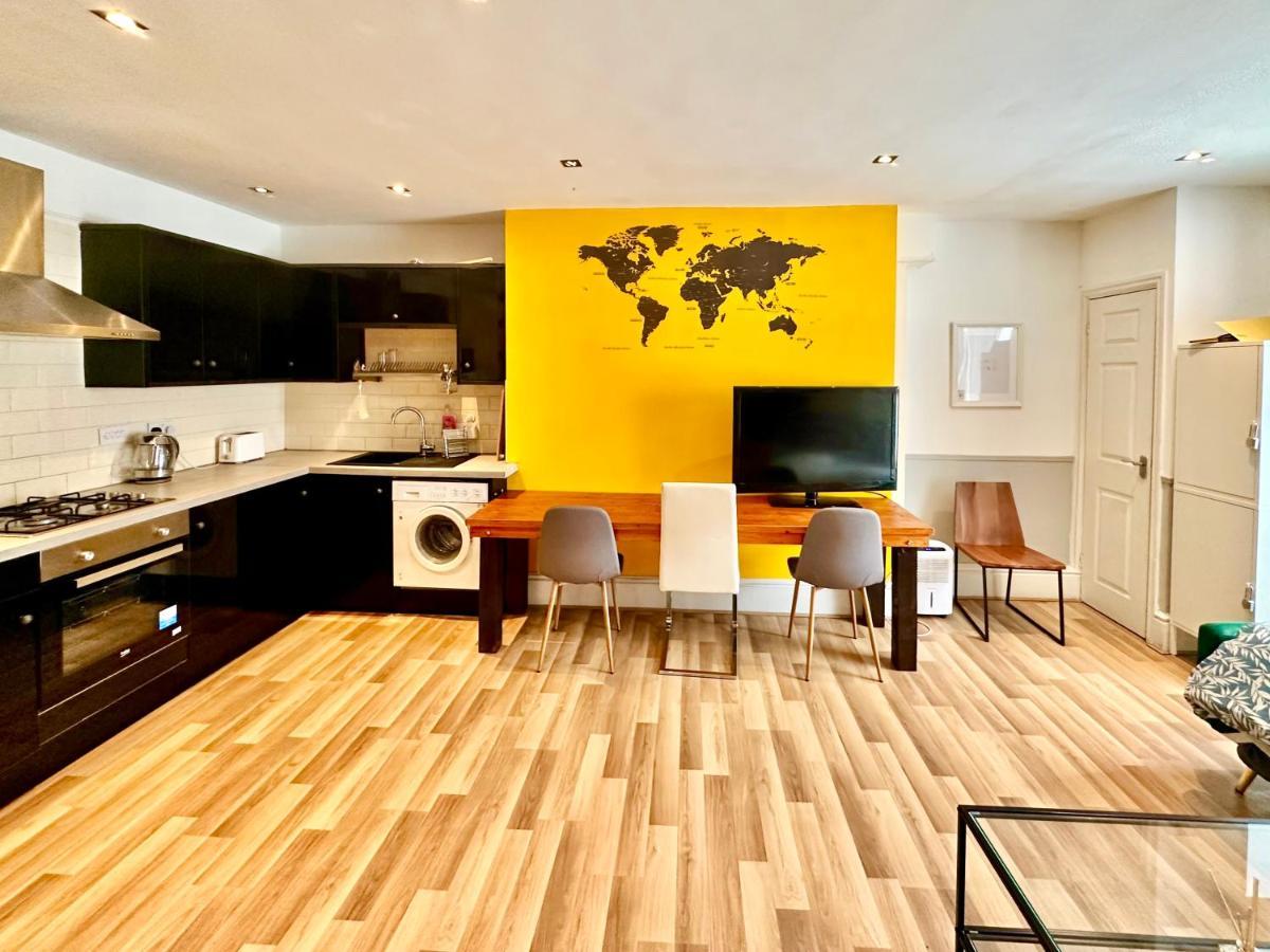 Adeamstays Provides Beautiful Centrally Located 1 And 2 Bed Apartments On Liverpools Boulevard エクステリア 写真