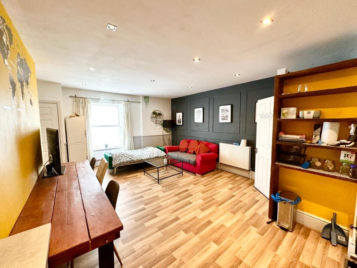 Adeamstays Provides Beautiful Centrally Located 1 And 2 Bed Apartments On Liverpools Boulevard エクステリア 写真