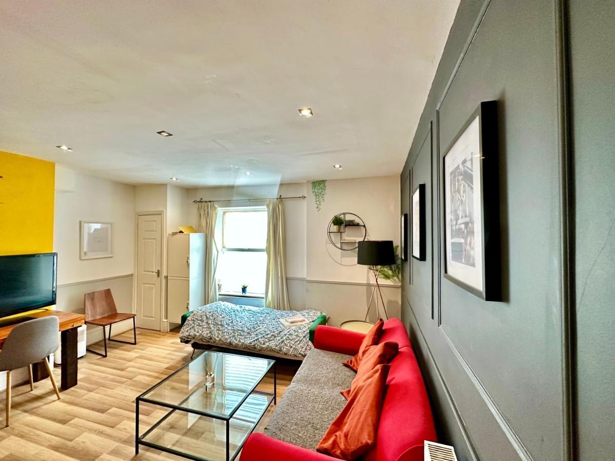 Adeamstays Provides Beautiful Centrally Located 1 And 2 Bed Apartments On Liverpools Boulevard エクステリア 写真