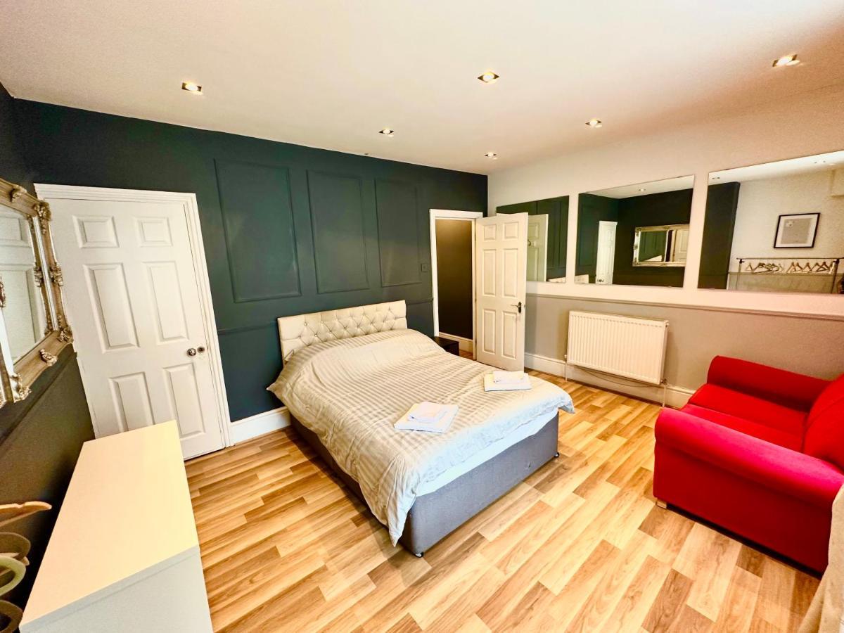 Adeamstays Provides Beautiful Centrally Located 1 And 2 Bed Apartments On Liverpools Boulevard エクステリア 写真