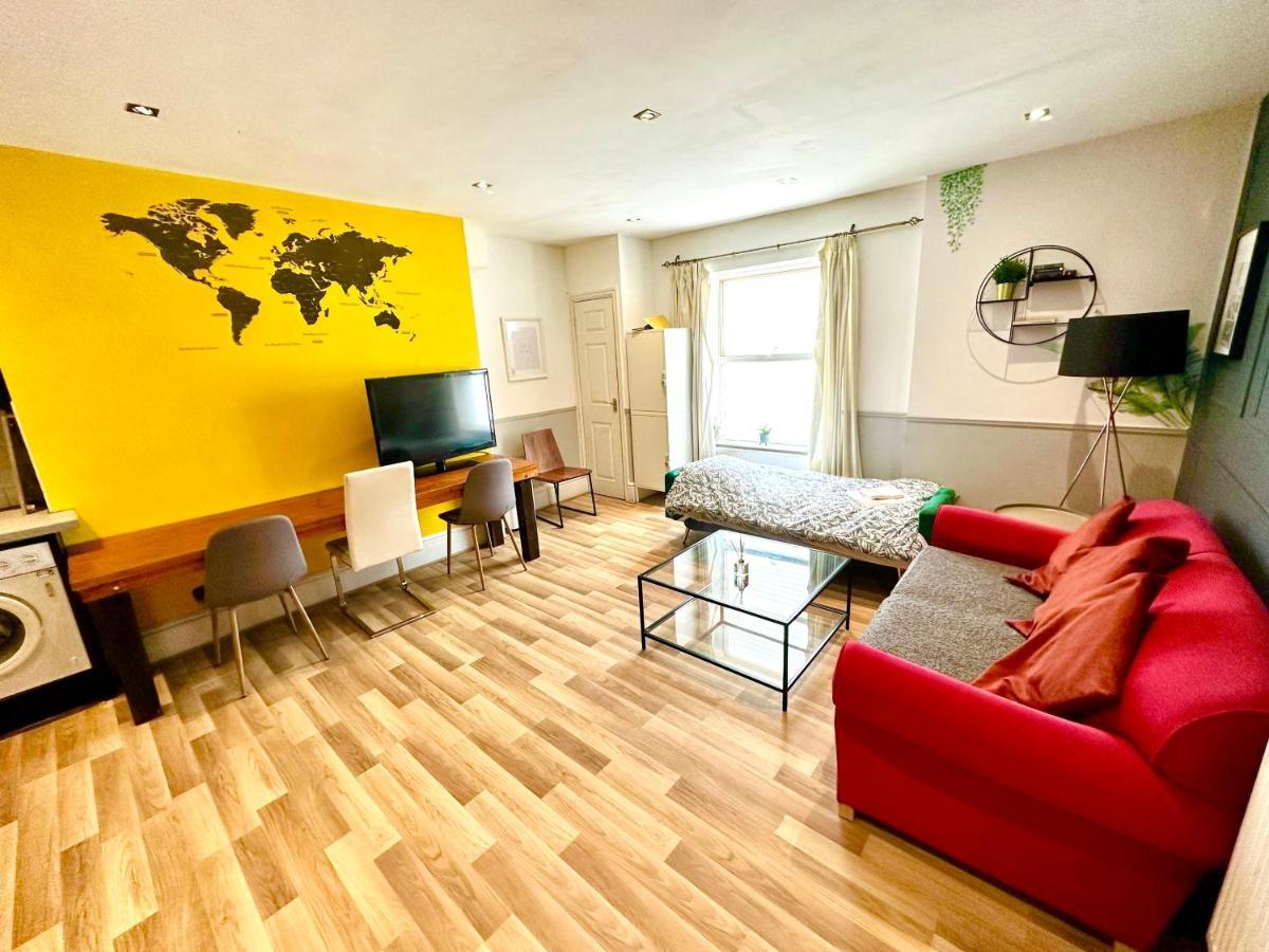Adeamstays Provides Beautiful Centrally Located 1 And 2 Bed Apartments On Liverpools Boulevard エクステリア 写真