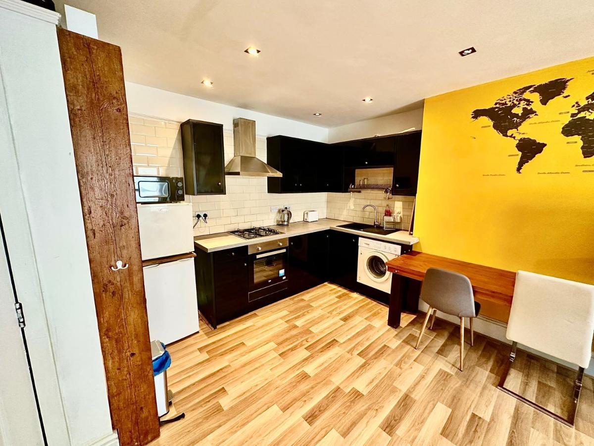 Adeamstays Provides Beautiful Centrally Located 1 And 2 Bed Apartments On Liverpools Boulevard エクステリア 写真