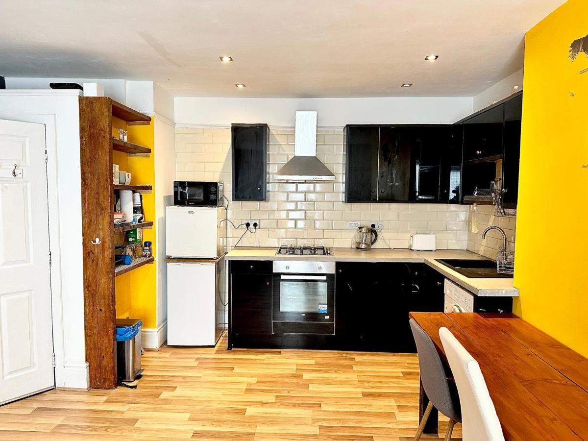 Adeamstays Provides Beautiful Centrally Located 1 And 2 Bed Apartments On Liverpools Boulevard エクステリア 写真